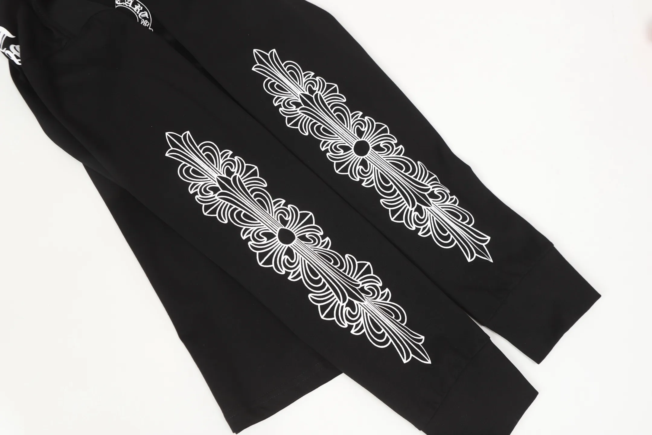 P150 -Chrome Hearts/Chrome Hearts 23ss scroll simple Sanskrit letters popular long-sleeved T-shirt -High weight, high density and high quality. The wool is soft, delicate and skin-friendly. It feels soft and silky. It has excellent warmth and skin-friendly properties.